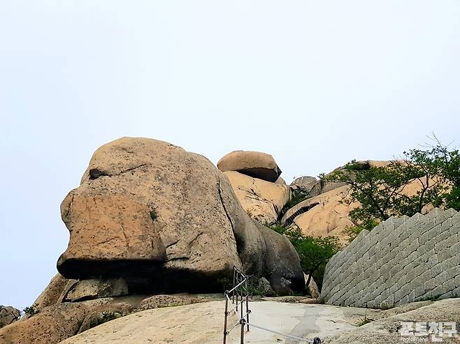 우측에 북한산성 좌측에 엎드린 사자 형상