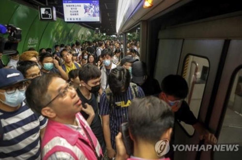 5일 홍콩 시위대의 지하철 운행 방해로 '교통대란' 벌어져 AP통신=연합뉴스
