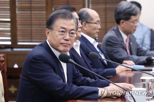 수보회의, 굳은 표정의 문 대통령 (서울=연합뉴스) 한상균 기자 = 문재인 대통령이 5일 오후 청와대에서 수석·보좌관 회의를 주재하고 있다. 2019.8.5  xyz@yna.co.kr
