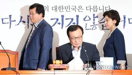 최고위원회의 참석하는 설훈 (서울=연합뉴스) 하사헌 기자 = 더불어민주당 설훈 최고위원이 5일 오전 국회에서 열린 최고위원회의에 참석하고 있다. 설훈 최고위원은 이날 회의에서"정부는 당장 한일군사정보보호협정(지소미아·GSOMIA)을 파기하길 주문한다"고 밝혔다.    2019.8.5 toadboy@yna.co.kr