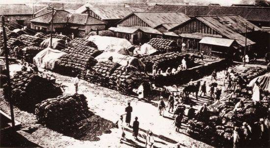 일제강점기 군산항에 집결된 쌀의 모습. 일제는 1876년 조선 개항 이후부터 조선에서 쌀과 콩 등 곡물을 헐값에 대량으로 수입코자했다. 곡물시장 독점을 두고 조선의 지방관들과 청나라 상인들, 일본상인들간 경쟁이 심화되면서 농민들의 삶은 더욱 궁핍해져갔다.(사진=우리역사넷/http://contents.history.go.kr)