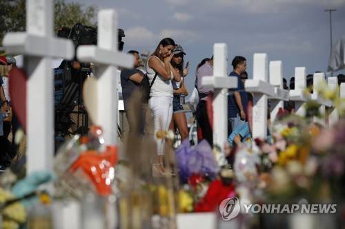텍사스주 엘패소 쇼핑센터 앞에 세워진 임시추모비 [AP=연합뉴스]