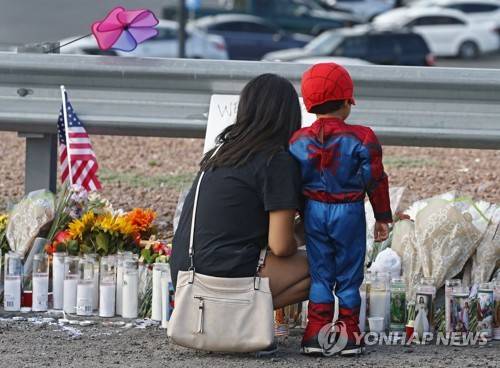 텍사스주 총격사건 추모비를 찾은 어린이 [EPA=연합뉴스]