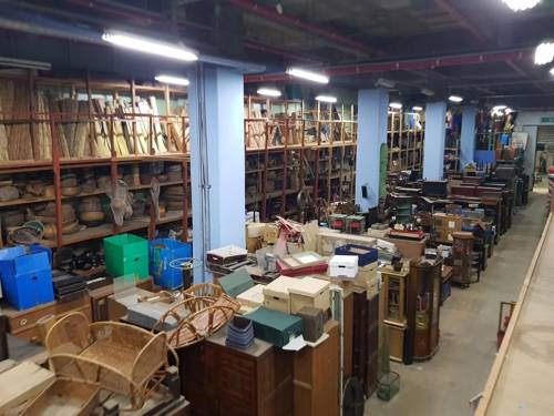 갈 곳 잃은 소품들 (남양주=연합뉴스) 최재훈 기자 = 경기도 남양주종합촬영소 이전으로 반세기 한국영화의 역사가 담긴 40만점의 소품들이 갈 곳을 잃고 폐기 위기에 놓였다. 사진은 소품들이 쌓인 창고의 모습. 2019.8.6      jhch793@yna.co.kr