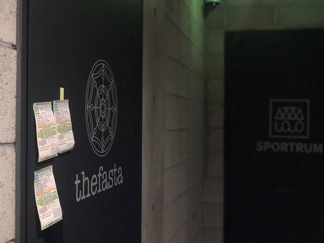 6일 서울 강남 세곡동의 더페스타 사무실 입구에 데 우편물 도착 안내서가 여러 장 부착돼 있다. 이승엽 기자