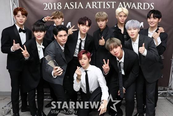 지난해 2018 AAA(Asia Artist Awards) 시상식에서 포즈를 취하고 있는 워너원 /사진=스타뉴스