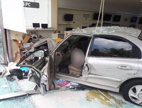 가전제품 매장으로 돌진한 승용차 [목포소방서 제공. 재판매 및 DB 금지]