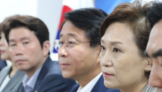 김현미 국토교통부 장관(오른쪽)이 지난 7월 17일 오전 국회 의원회관에서 열린 택시제도 개편방안 당정협의에 참석해 윤관석 정책위 수석부의장의 발언을 경청하고 있다. 왼쪽 이인영 원내대표가 김 장관을 바라보고 있다. <연합뉴스>