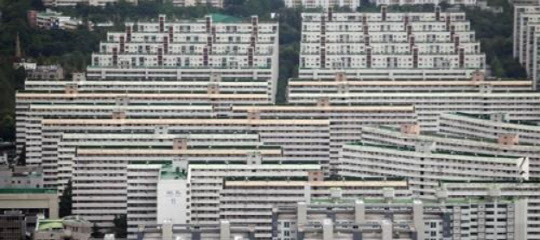지난해 발표된 9·13 부동산 대책의 효과가 사실상 끝난 가운데, 신규 분양시장을 겨냥한 '민간택지 분양가 상한제'의 윤곽이 다음주 발표된다. 하지만 민간택지 분양가 상한제 도입이 9·13 부동산 대책과 비교해 규제가 적은 데다, 신규 청약시장에만 직접적인 영향을 미칠 것으로 보여 그 효과가 오래가지 않을 것이라는 전망도 나온다. 특히 분양시장이 가을 성수기를 앞두고 있어 공급이 임박한 단지들이 사정권 안에 들 전망이다. 사진은 서울 재건축 아파트 단지 전경. <연합뉴스>