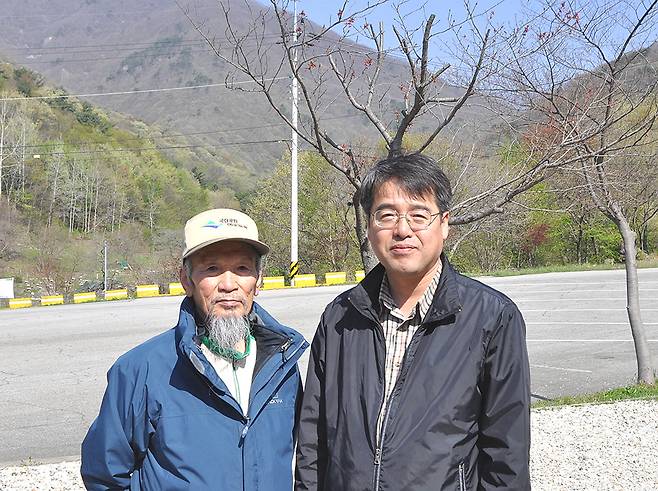 과거 노고단산장을 지키던 고 함태식 선생(왼쪽)을 지난 2017년 연곡사입구에서 뵈었다.