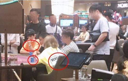 왼쪽 주황색 옷부터 가수 우창범, BJ 철구, BJ 서윤으로 추정되는 세 사람의 모습. 온라인 커뮤니티 갈무리