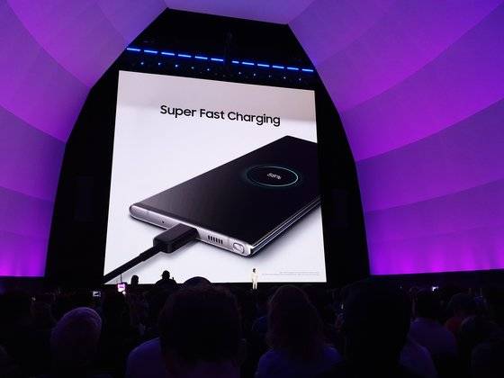 '갤럭시 노트10+'는 초고속 충전을 자랑한다. 뉴욕=김정민 기자