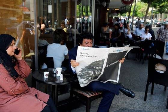 8 일 베이루트 시내에서 한 독자가 백지신문으로 발행한 데일리 스타를 펼쳐보이고 있다. [AP=연합뉴스]
