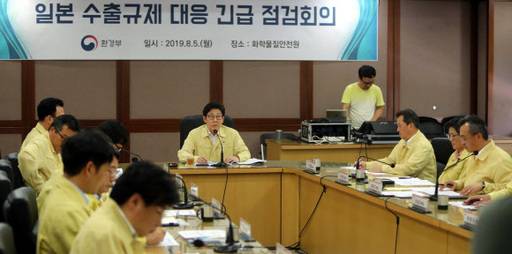 조명래 환경부 장관이 5일 대전 화학물질안전원에서 전국 유역별 환경청 관계자들을 만나 일본 수출규제에 따른 산업계 지원현황과 향후 계획을 점검하고 있다. 연합뉴스