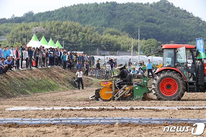 31일 전남 함평에서 진행된 '밭농업 기계화 시연회'에서 참석자들이 밭농업기계 시연을 지켜보고 있다. (농촌진흥청 제공) 2019.5.31/뉴스1