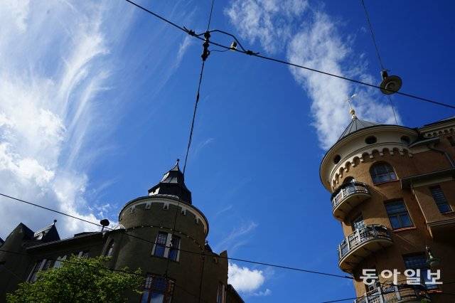 핀란드 헬싱키는 핀란드의 수도이지만 우리의 서울처럼 복잡하고 바쁜 느낌은 없다. 평일에도 학생과 주부들이 아이들과 함께 나와 잔디에서 쉬거나 여유롭게 산책하는 모습을 쉽게 볼 수 있다. 디자인 도시답게 독특한 외관의 건물을 보는 재미에 맛있는 핀란드 음식이 여행의 즐거움을 더한다.