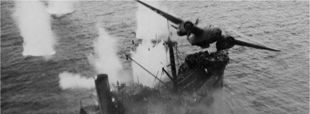 1943년 남태평양 비스마르크해에서 미군 폭격기 A-20이 육군 51사단 병력을 싣고 뉴기니로 이동 중인 일본군 수송선 다이에이마루를 공격한 뒤 급상승하고 있다. ⓒNational Archives
