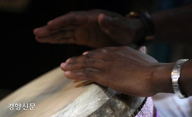 아미두가 젬베 연주를 하고 있다.