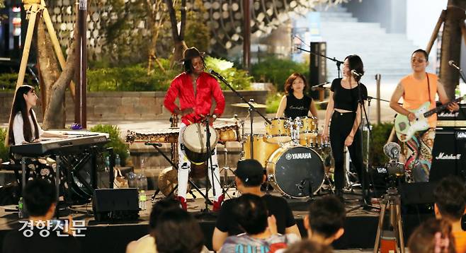 아미두가 소속된 밴드 ‘트레봉봉’이 지난 8일 오후 서울 신촌 파랑고래 야외무대에서 싱글앨범 <간지족들 삐졌나요> 발매 기념 쇼케이스를 열고 있다.