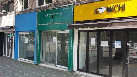 서울 이태원동에 위치한 경리단길은 나란히 붙은 점포 4곳이 비어있을 정도로 상권이 침체돼 있다. '임대문의' 현수막은 곳곳에서 쉽게 찾아볼 수 있다. 사진=김대현 인턴기자