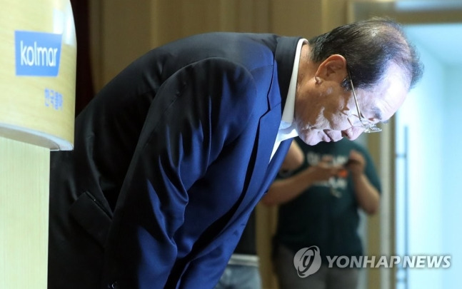 윤동한 한국콜마 회장이 11일 서울 서초구 본사에서 대국민 사과문을 발표하고 고개숙여 인사하고 있다. [사진 출처=연합뉴스]