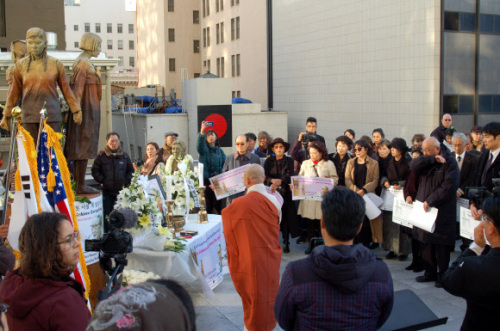 지난 2월3일 오후(현지시간) 미국 샌프란시스코 세인트메리 광장에서 일본군 위안부 피해자이자 여성인권운동가였던 고(故) 김복동 할머니의 추모제가 열리고 있다. 연합뉴스