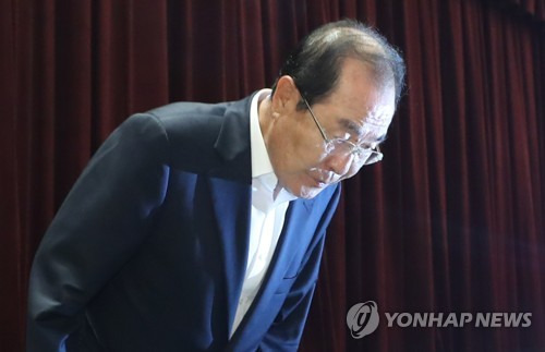 한국콜마 윤동한 회장 "국민께 사죄…회사경영서 물러날 것" (서울=연합뉴스) 류효림 기자 = 최근 직원 조회에서 '막말·여성비하 유튜브 영상'을 틀어 물의를 일으킨 윤동한 한국콜마 회장이 11일 오후 서울 서초구 내곡동 한국콜마종합기술원에서 열린 대국민 사과 기자회견에서 고개 숙여 사과하고 있다. 2019.8.11 ryousanta@yna.co.kr