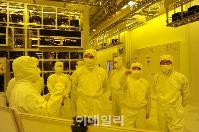 삼성전자 이재용 부회장이 6일 삼성전자 천안 사업장에서 반도체 패키징 생산 라인을 둘러보며 관련 설명을 듣고 있다. [사진=삼성전자 제공]