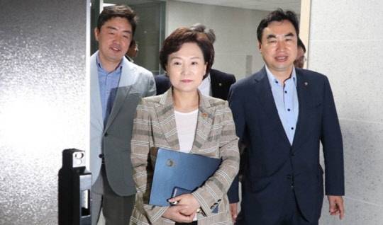 김현미 국토교통부 장관(앞줄 왼쪽 첫번째)이 12일 오전 민간택지 분양가 상한제 개선 방안을 논의하는 당정협의에 참석하기 위해 국회 의원회관 회의실로 들어서고 있다.<연합뉴스>