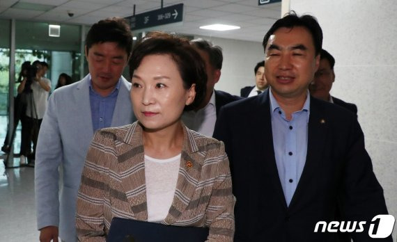 김현미 국토교통부 장관이 12일 서울 여의도 국회에서 열린 민간택지 아파트 분양가 상한제 시행을 위한 비공개 당정협의회에 참석하기 위해 국회 안으로 들어서고 있다.