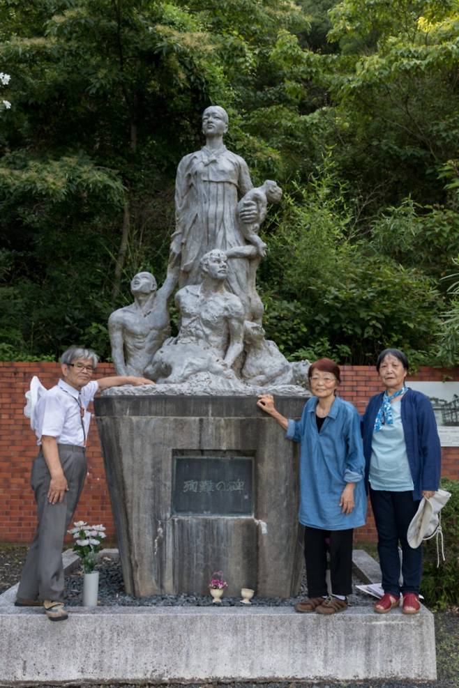 8월5일 일본 교토부 마이즈루항에 있는 우키시마호 조선인 희생자 위령비 앞에서 추모모임 대표인 요에 가쓰히코(왼쪽)와 그의 부인 미호코(가운데), 사무국장 사카모토 리사코가 서 있다. 박승화 기자