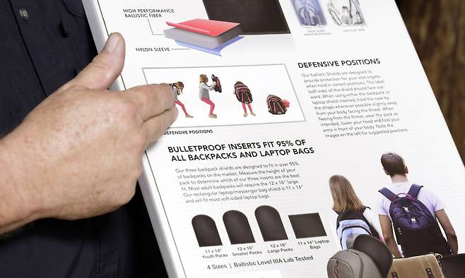 방탄 가방 업체인 터피팩의 CEO 스티브 나레모어가 9일(현지시간) 터피팩 사용법과 종류에 대한 설명서를 보여주고 있다. [AP=연합뉴스]