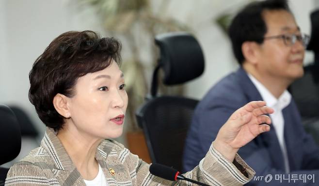 김현미 국토교통부 장관이 12일 서울 여의도 국회에서 열린  민간택지 아파트 분양가 상한제 시행을 위한 비공개 당정협의회에서 의원들과 인사말을 나누고 있다. /사진제공=뉴스1