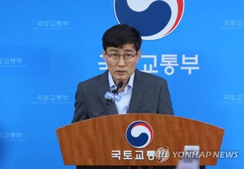 민간택지 분양가상한제 설명하는 국토부 (세종=연합뉴스) 진성철 기자 = 이문기 국토교통부 주택토지실장이 12일 세종시 정부세종청사 국토교통부에서 이르면 10월부터 서울·과천·분당 등 전국 31곳 '투기과열지구'의 민간 택지에 짓는 아파트에도 분양가 상한제를 적용하는 '민간택지분양가 상한제'에 관해 설명하고 있다.   2019.8.12
