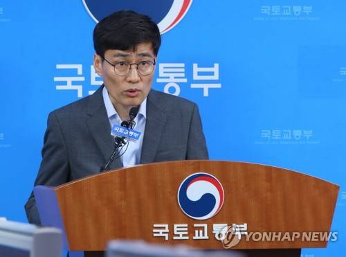 민간택지 분양가상한제 설명하는 국토부 (세종=연합뉴스) 진성철 기자 = 이문기 국토교통부 주택토지실장이 12일 세종시 정부세종청사 국토교통부에서 이르면 오는 10월부터 서울·과천·분당 등 전국 31곳 '투기과열지구'의 민간 택지에 짓는 아파트에도 분양가 상한제를 적용하는 '민간택지분양가 상한제'에 관해 설명하고 있다. 2019.8.12