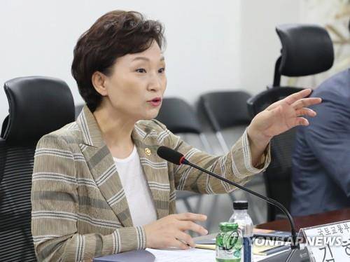 민간택지 분양가 상한제 당정협의 참석한 김현미 장관 (서울=연합뉴스) 김주형 기자 = 김현미 국토교통부 장관이 12일 오전 민간택지 분양가 상한제 개선 방안을 논의하는 당정협의에 참석해 의원들과 대화하고 있다. 김 장관은 이날 국회 국토교통위원회 소속 민주당 의원들과 부동산 시장안정을 위한 민간택지 분양가 상한제 적용 조건과 시행 시기 등을 조율할 것으로 보인다. 2019.8.12