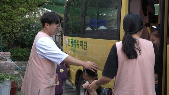 부산 동래구 민들레유치원 7세반 담임을 맡고 있는 정원근(31)씨. 김지선·정수경·왕준열 PD