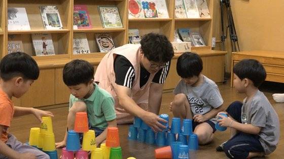 이날 유치원의 마지막 수업인 체육 시간에는 친구들과 협동하여 컵을 쌓는 활동이 진행됐다. 김지선·정수경·왕준열 PD