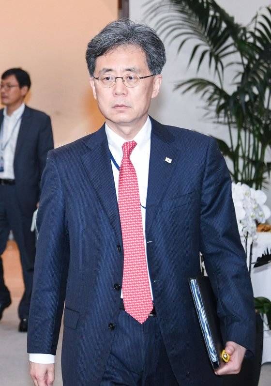 김현종 국가안보실 2차장이 12일 오후 청와대에서 열린 수석보좌관회의에 참석하고 있다. [청와대사진기자단]