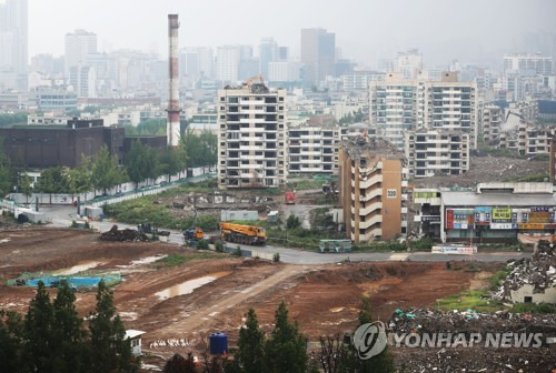 철거공사 한창인 둔촌 주공 아파트 (서울=연합뉴스) 이정훈 기자 = 지난 12일 오후 철거 공사가 한창인 서울 강동구 둔촌 주공 아파트. 이 아파트의 재건축 시공사인 현대건설 등은 11∼12월께 예정돼있던 일반분양을 10월 중으로 앞당기는 방안을 검토하고 있는 것으로 알려졌다.        정부는 이르면 오는 10월부터 적용되는 '민간택지 분양가 상한제 적용기준 개선 추진안'을 이날 발표했다. 2019.8.12 uwg806@yna.co.kr