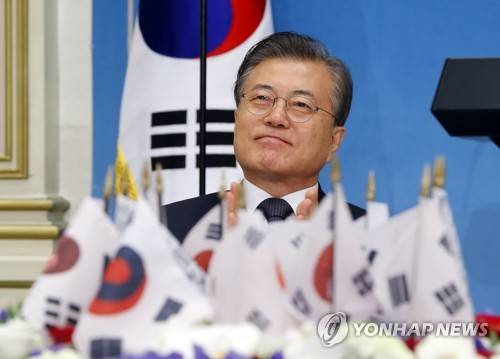 유공자 후손에게 박수보내는 문 대통령 (서울=연합뉴스) 배재만 기자 = 문재인 대통령이 13일 오후 청와대 영빈관에서 열린 독립유공자 및 후손 초청 오찬에서 독립유공자 후손의 인터뷰를 보며 박수 치고 있다. 2019.8.13 scoop@yna.co.kr