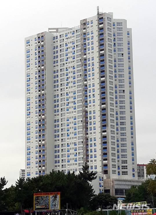 【속초=뉴시스】김경목 기자 = 14일 오전 8시28분께 강원도 속초시 조양동 S 브랜드 신축 아파트 공사현장에서 작업자용 엘리베이터가 추락해 인부 3명이 숨지고 1명이 중상, 2명이 경상자로 발생한 사고 현장의 신축 아파트. 2019.08.14. (사진=독자 제공)photo@newsis.com