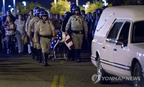 리버사이드 대학병원에서 고속도로 총격으로 숨진 경관의 관 운구하는 장면 [AP=연합뉴스]
