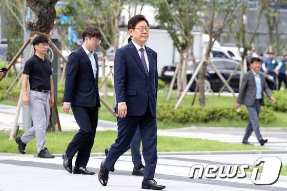 이재명 경기도지사가 14일 오후 경기도 수원시 영통구 수원고등법원에서 열리는 항소심 결심공판에 출석하고 있다. [뉴스1]