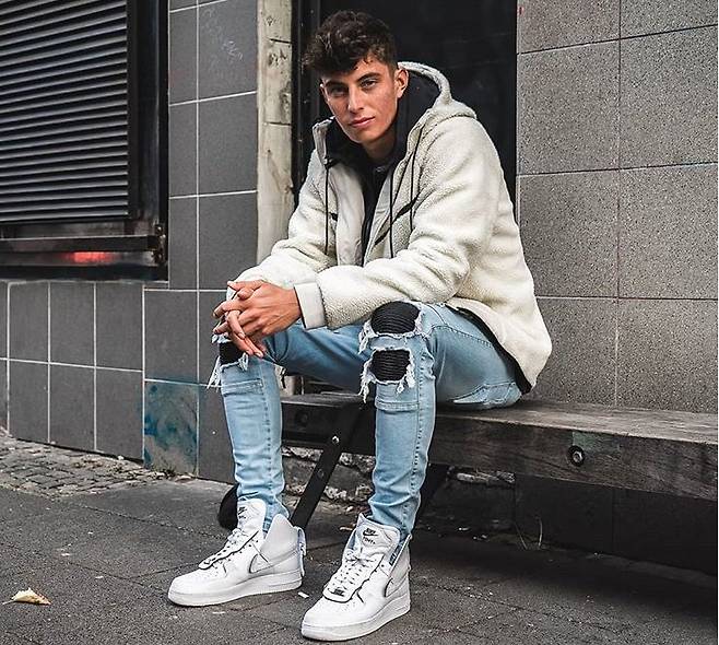 얼굴까지 잘생긴 하베르츠는 소녀팬들을 몰고 다닌다. [사진 하베르츠 인스타그램]