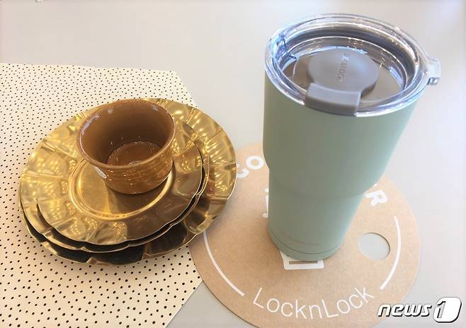 락앤락 퓨어 텀블러. 락앤락 라이프 스타일 매장 '플레이스엘엘'에서 커피를 주문하면 락앤락 텀블러에 커피가 담겨져 제공된다.(락앤락 제공)© 뉴스1