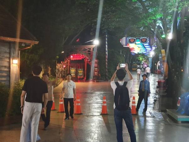 16일 대구 달서구 놀이공원 이월드에서 사고가 발생한 현장 입구를 이월드 관계자들이 통제하고 있다./이승규 기자