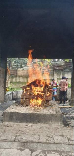 15일 10년 전 히말라야에서 실종됐던 직지원정대 소속 고 민준영(당시 36세)·박종성 대원(당시 42세)의 시신이&nbsp;네팔 카트만두 소얌부나트 사원에서 화장되고 있다.&nbsp;&nbsp;직지원정대 제공