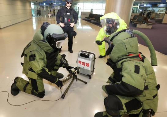 인천공항에서 폭발물처리반(EOD) 요원들이 특수복을 착용하고 폭발물 처리과정을 시연하고 있다. (사진 = 인천공항공사 제공)