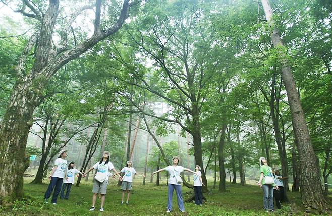 오대산에서 열린 숲체험 여름학교에 참가한 학생들. [중앙포토]